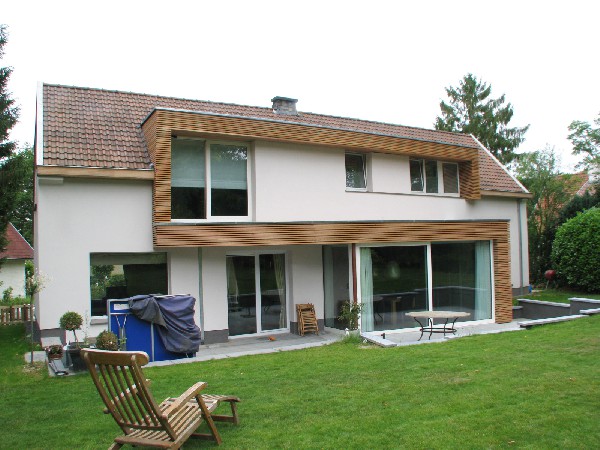 Rénovation d'une habitation uni-familiale à Rixensart.<br />
Les différentes interventions sur la façade arrière ont été unifiées via un élément en bardage bois.
